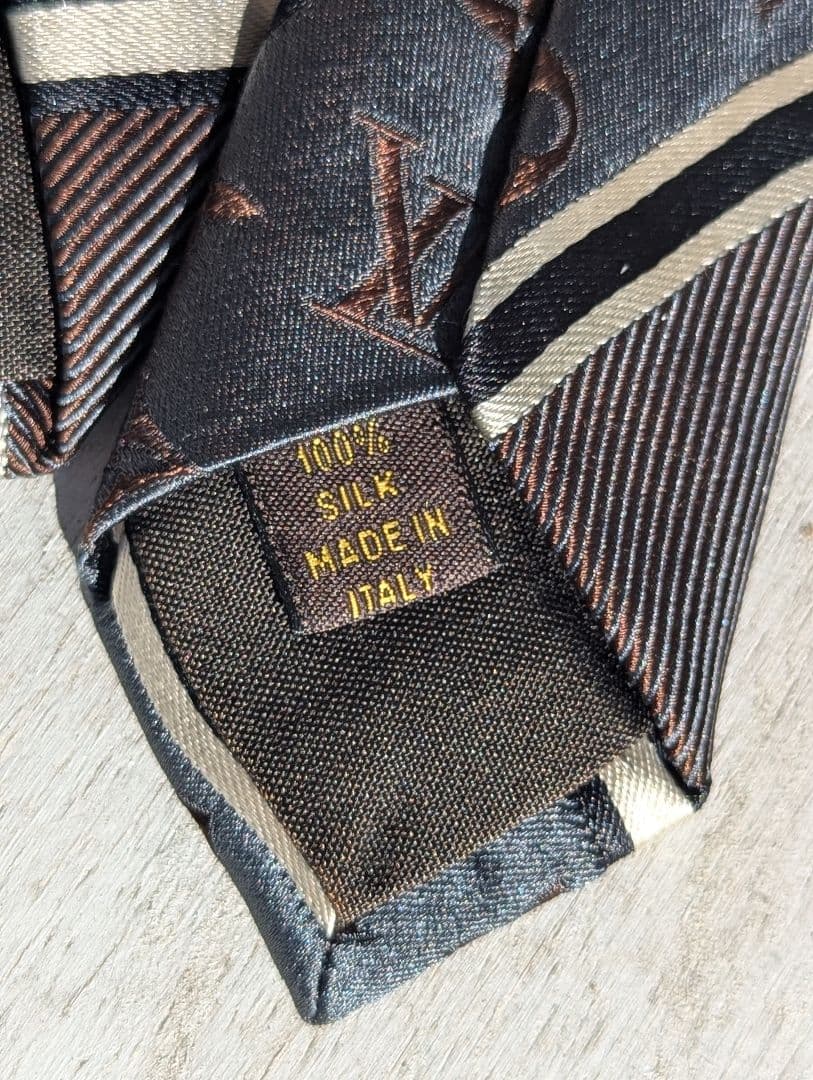 美品ルイヴィトン ネクタイ モノグラム ジャガード レジメンタル 箱付き　シルク