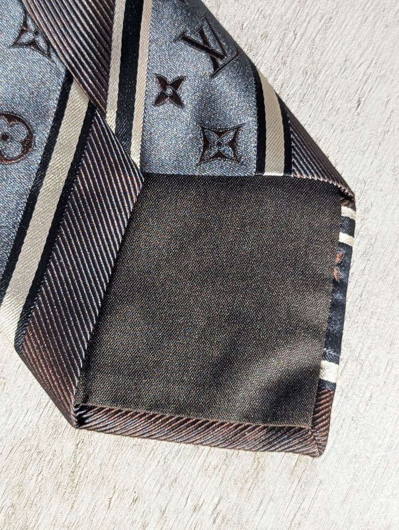 美品ルイヴィトン ネクタイ モノグラム ジャガード レジメンタル 箱付き　シルク