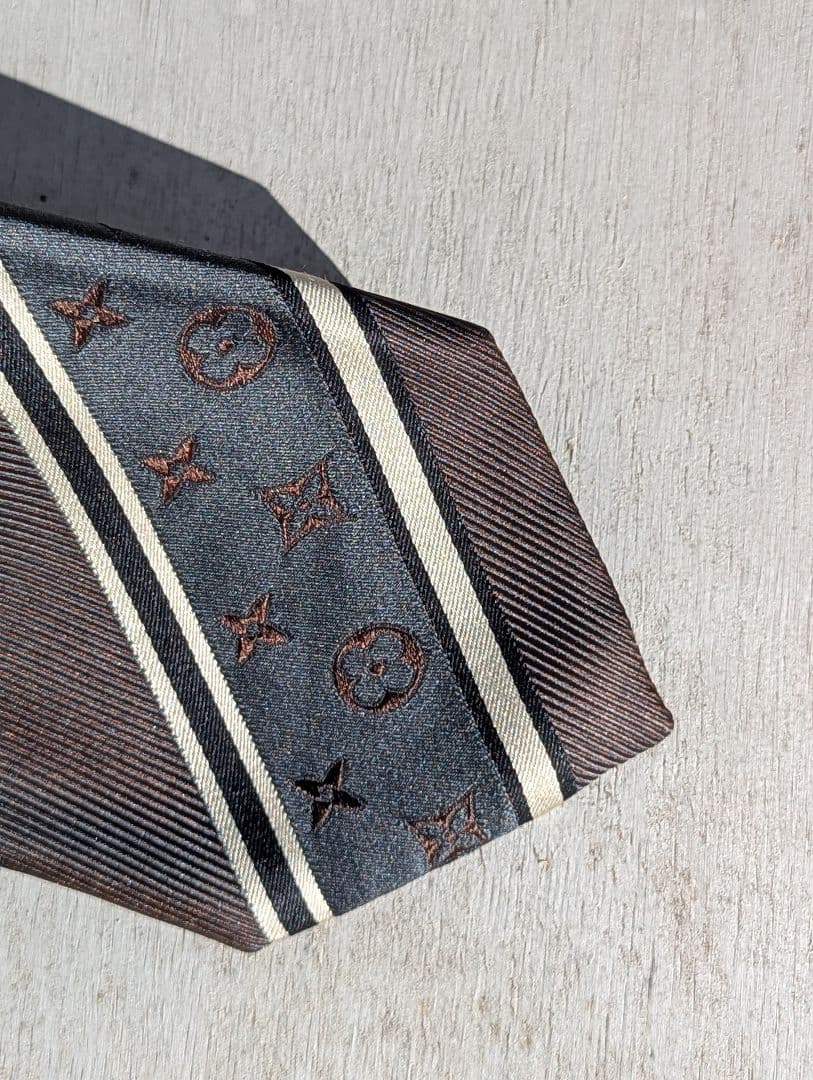 美品ルイヴィトン ネクタイ モノグラム ジャガード レジメンタル 箱付き　シルク