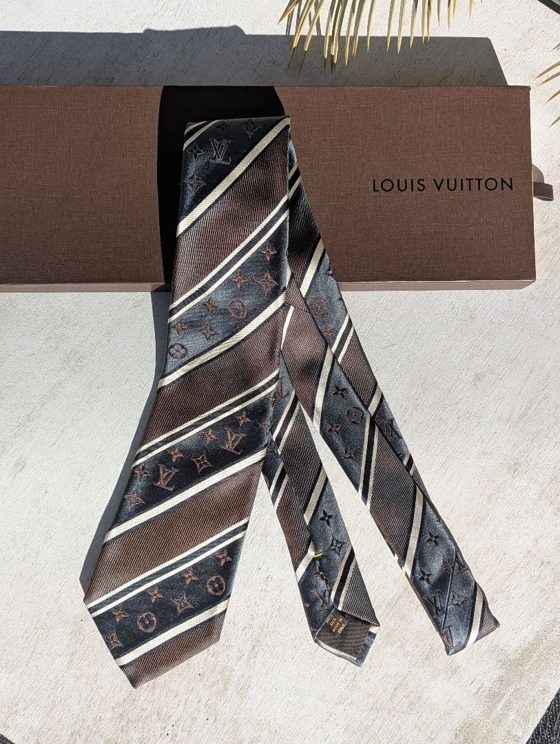 美品ルイヴィトン ネクタイ モノグラム ジャガード レジメンタル 箱付き　シルク