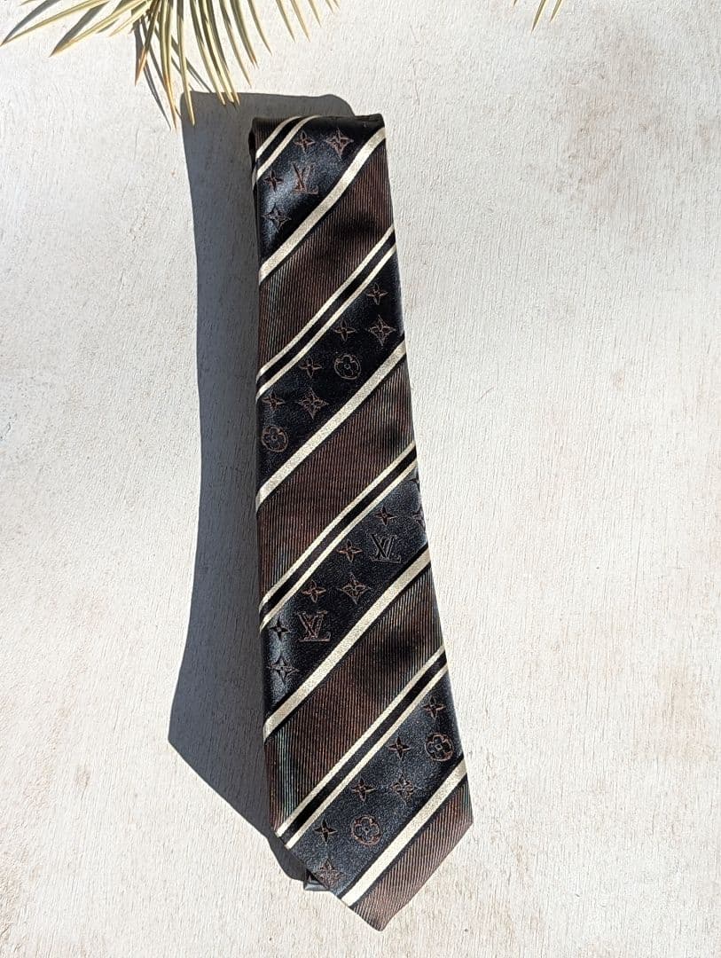 美品ルイヴィトン ネクタイ モノグラム ジャガード レジメンタル 箱付き　シルク