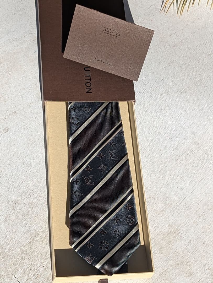 美品ルイヴィトン ネクタイ モノグラム ジャガード レジメンタル 箱付き　シルク