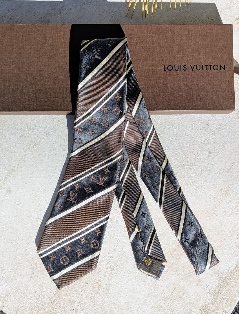 美品ルイヴィトン ネクタイ モノグラム ジャガード レジメンタル 箱付き　シルク