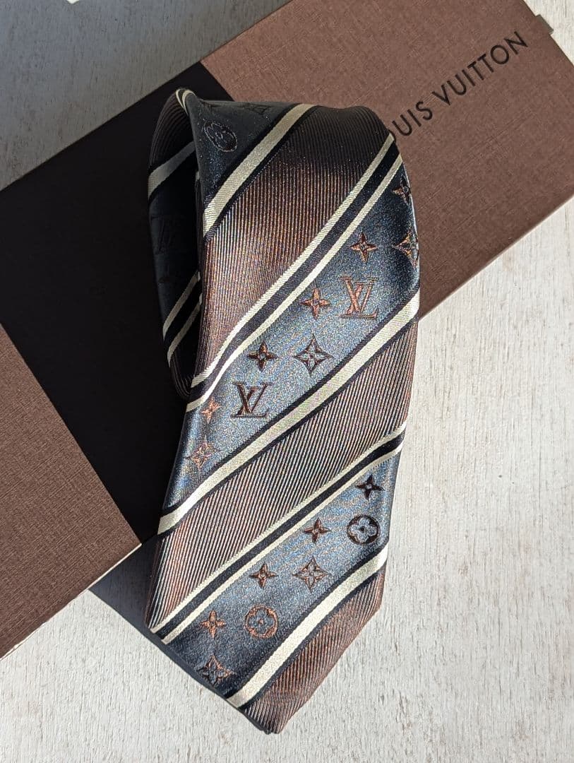美品ルイヴィトン ネクタイ モノグラム ジャガード レジメンタル 箱付き　シルク