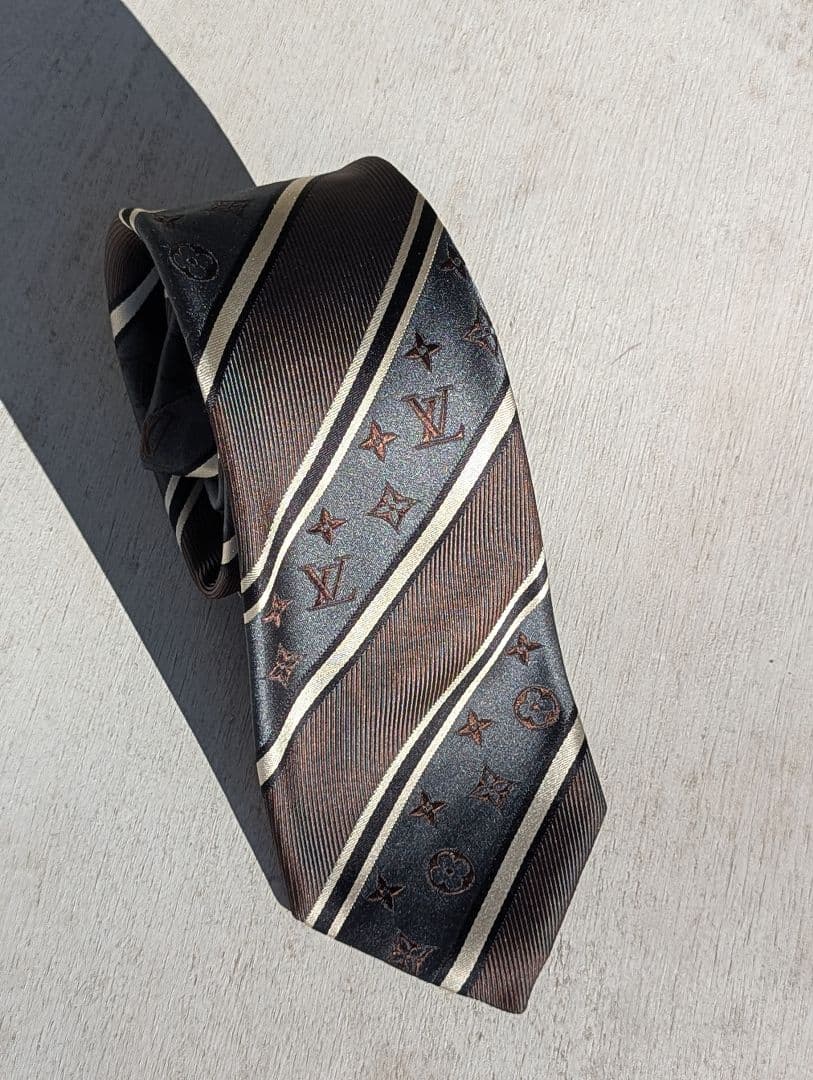 美品ルイヴィトン ネクタイ モノグラム ジャガード レジメンタル 箱付き　シルク