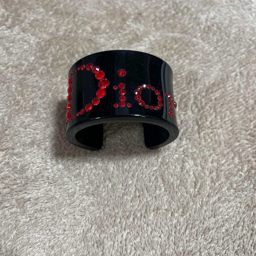 Dior ブラック バングル 赤いストーン
