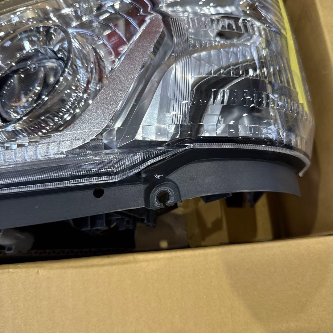 型式GDY281 ダイナ　デュトロ、ヘッドライト左側　LED キズあり