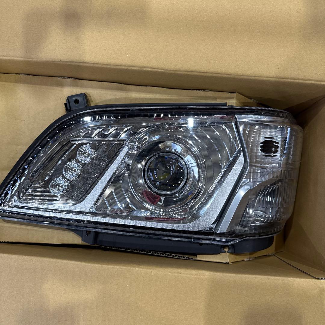 型式GDY281 ダイナ　デュトロ、ヘッドライト左側　LED キズあり