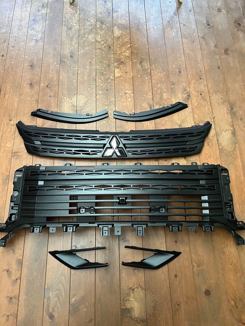 送料込み。新型デリカD5 フロントグリル周り一式 チッピング塗装品