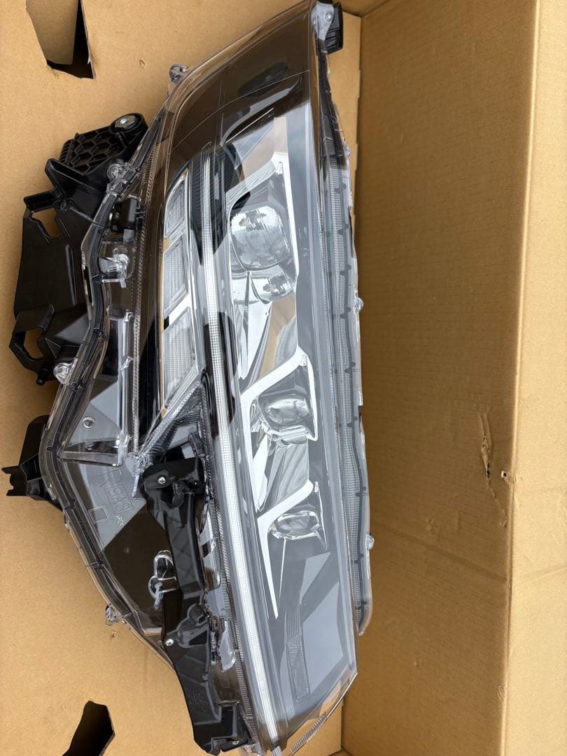 90ノア　右ヘッドライト