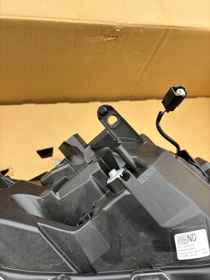 90ノア　右ヘッドライト