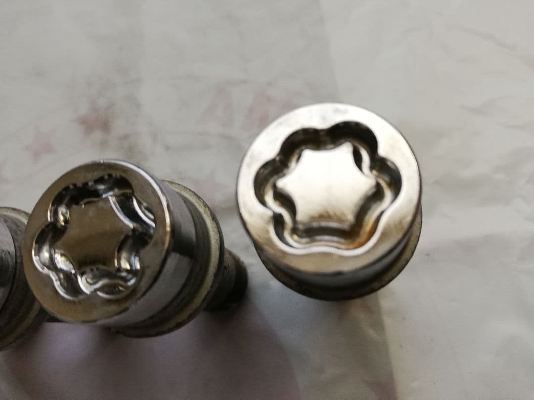 値下げ McGard 37181/M14 x 1.5シュラウベボルト16本セット