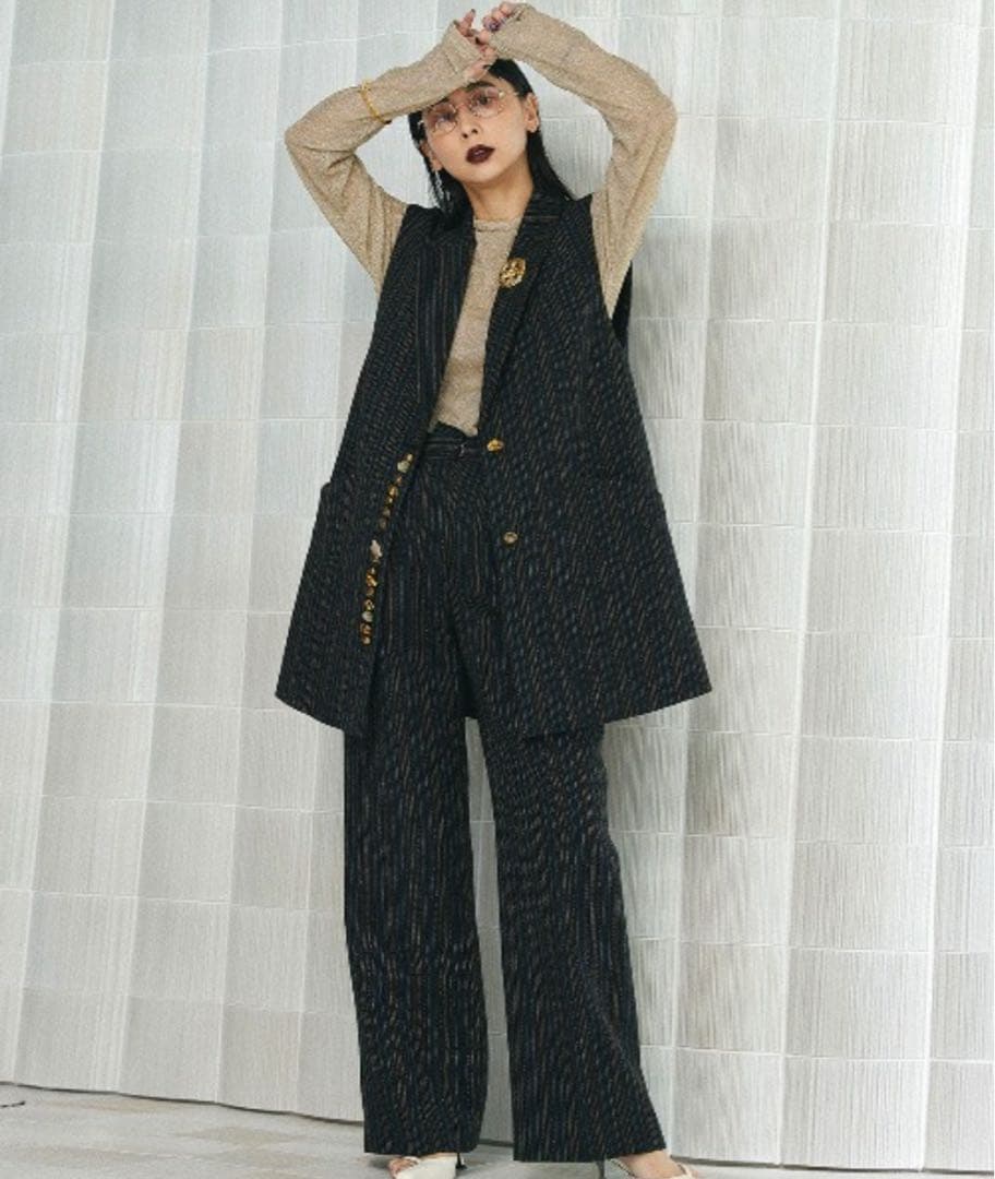 【タグ付新品】UND MANY MOTIF BUTTON VEST