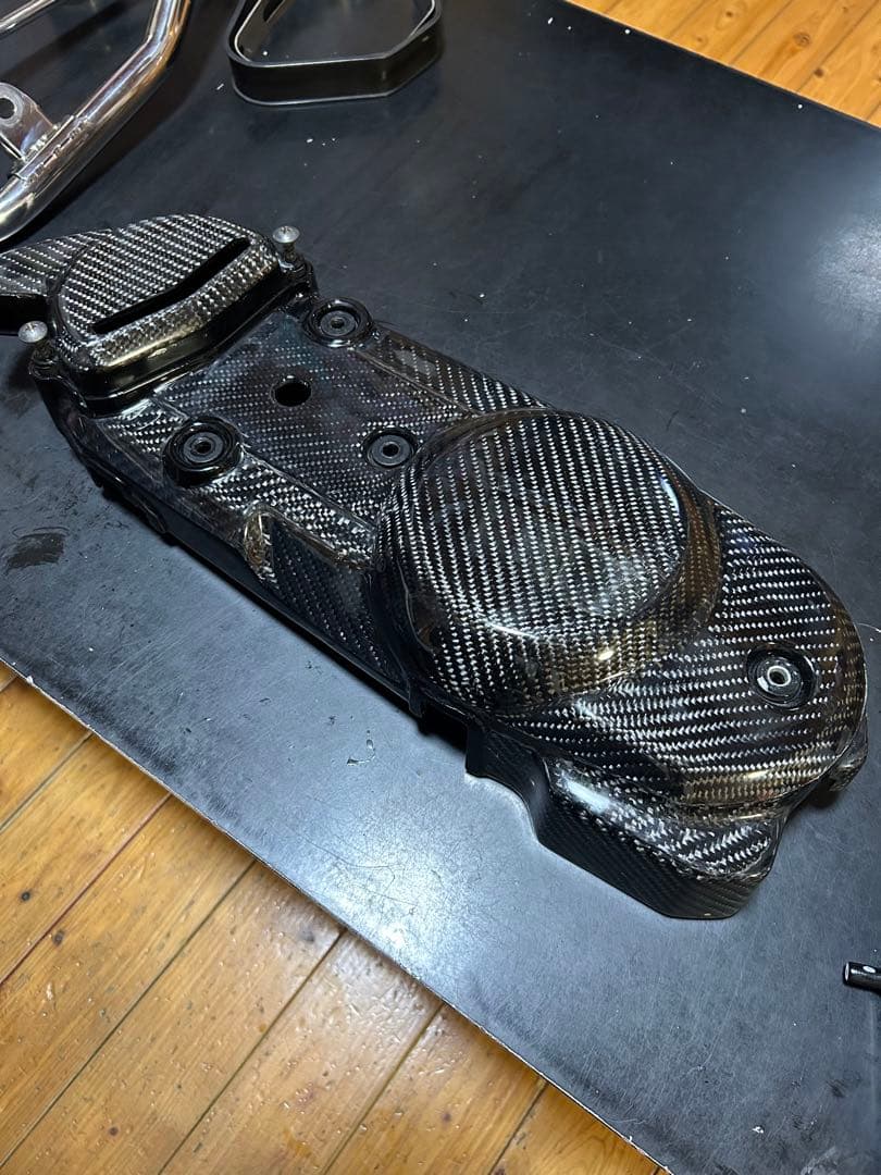 沖縄からアドレスＶ１２５シリーズリアルカーボンクランクケースカバーワンオフ