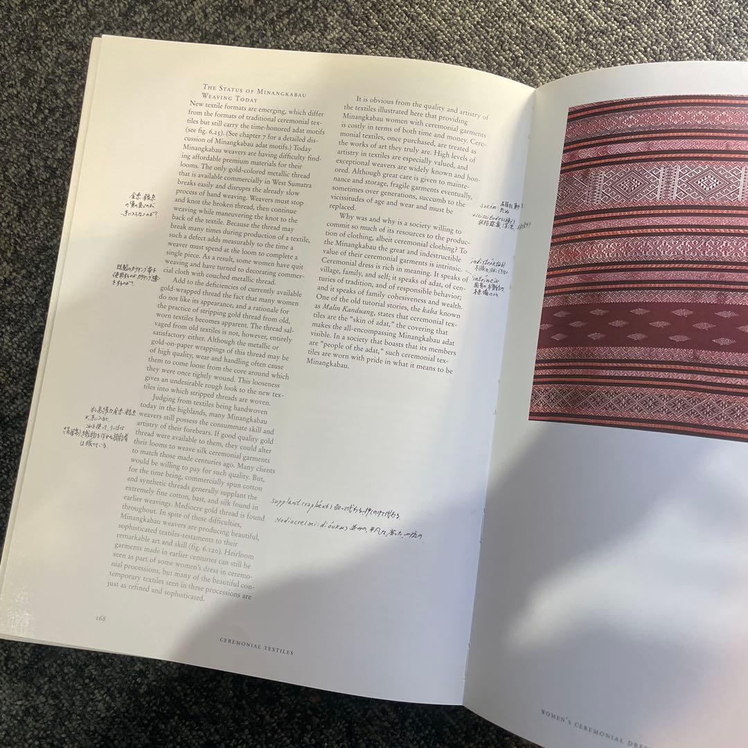 洋書 WALK IN SPLENDOR: Ceremonial Dress