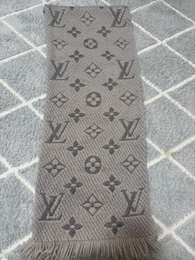 Louis Vuitton グレー ロゴマフラー フリンジ付き