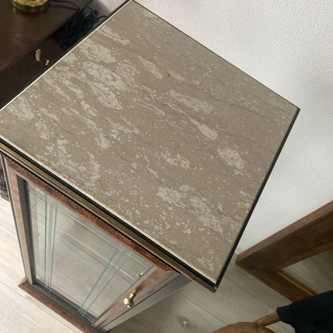 木製ガラスキャビネット 大理石調天板