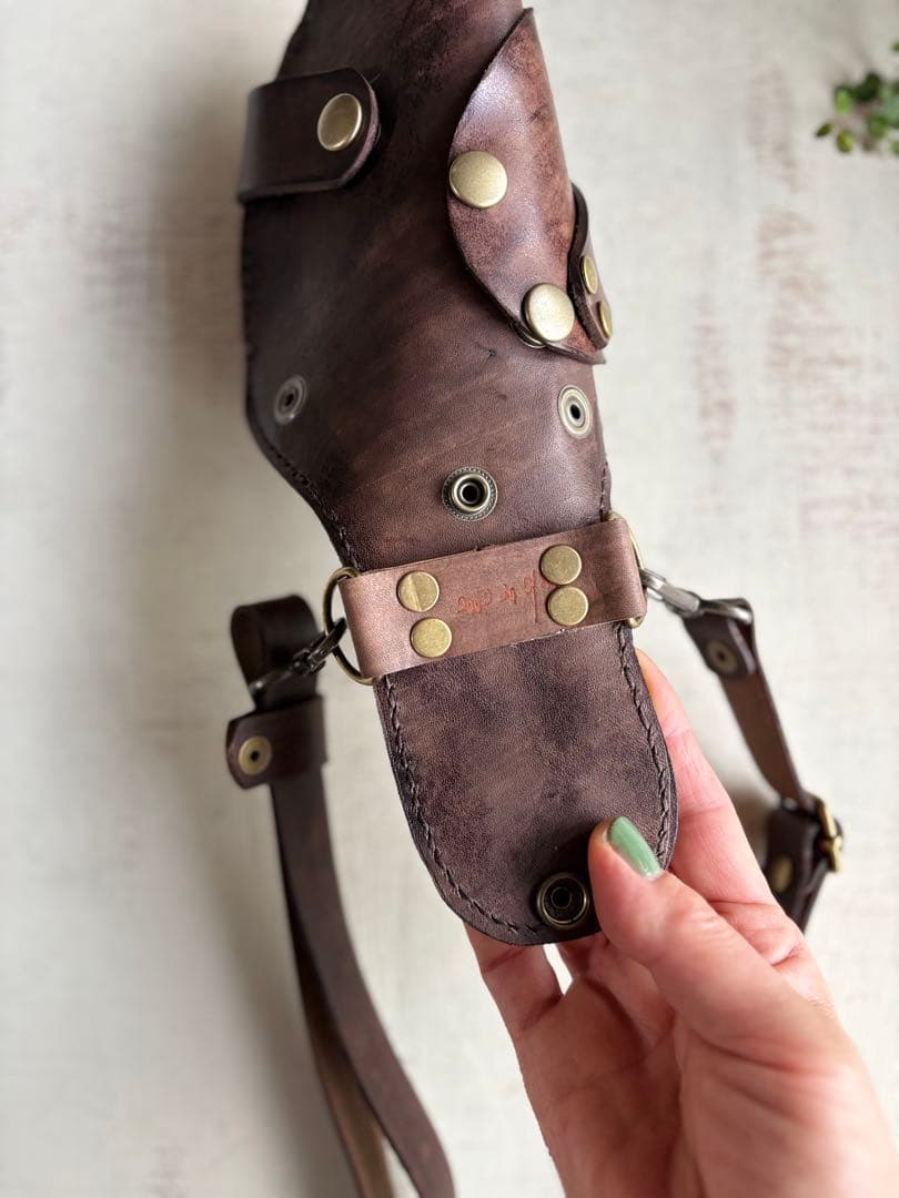 手染めアンティーク調ダークブラウンの軽量スリムシザーケース