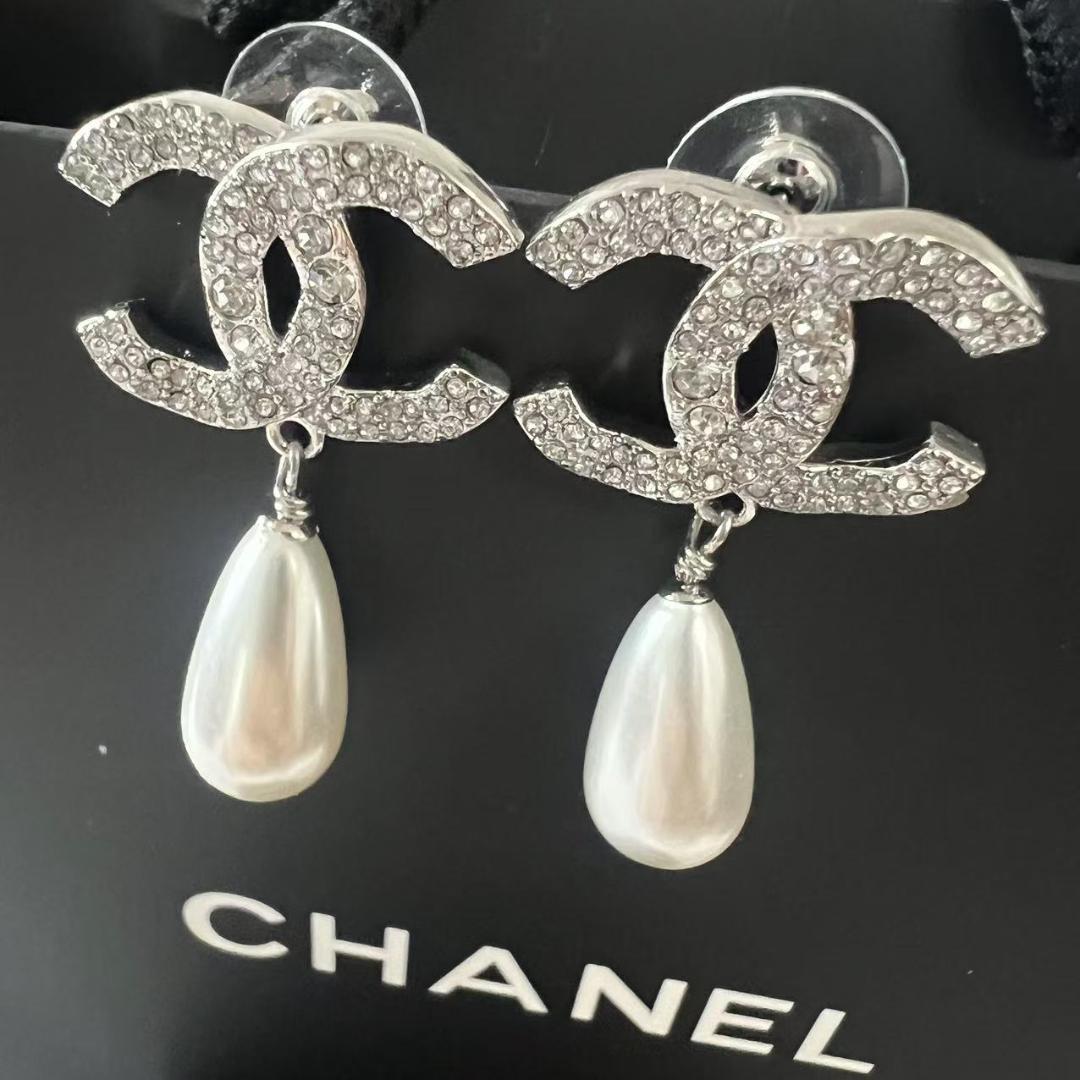 シルバー ホワイトパールロゴピアス