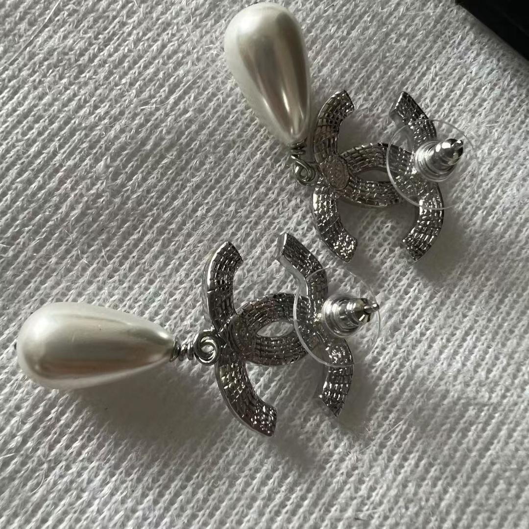 シルバー ホワイトパールロゴピアス