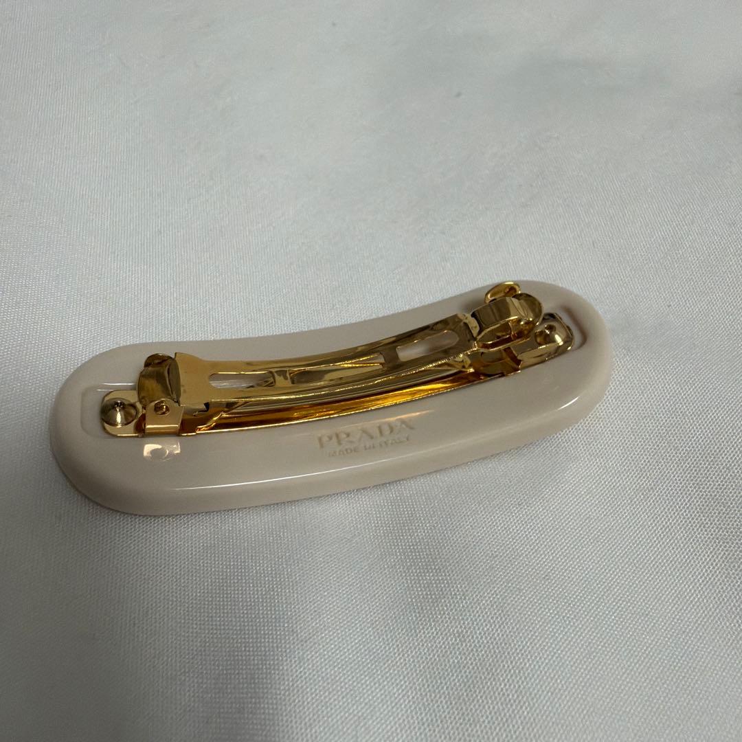 PRADA ヘアクリップ アイボリー