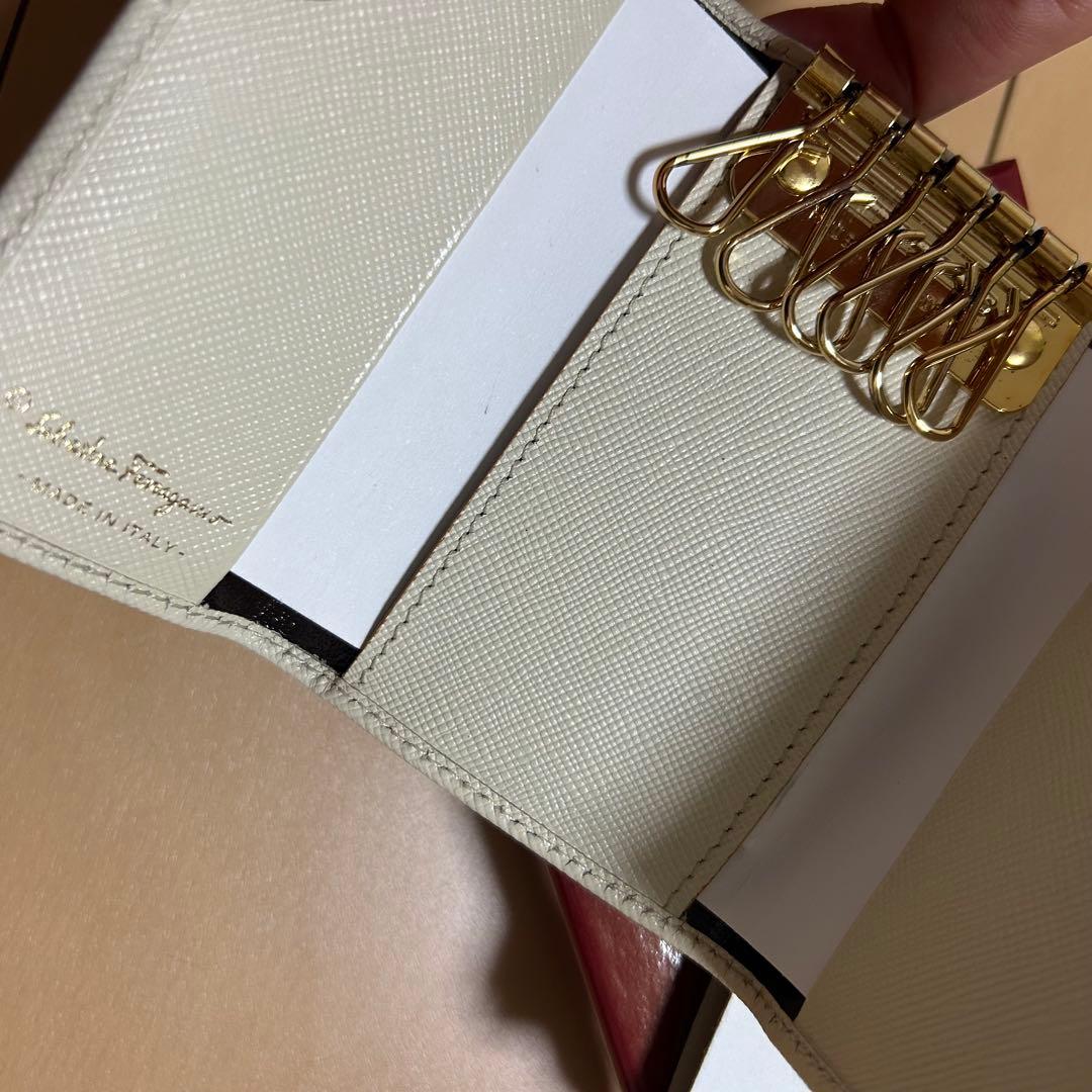 Salvatore Ferragamo 6連キーケース アイボリー