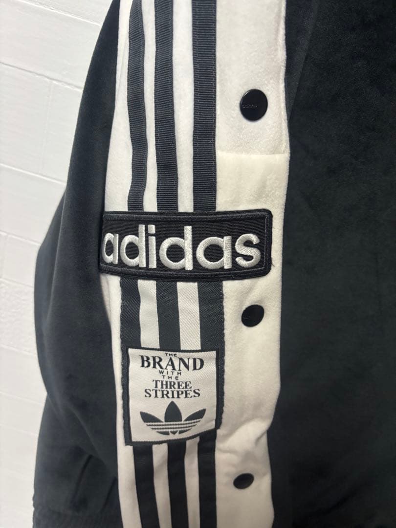 adidas ブラック ベロアジャケット