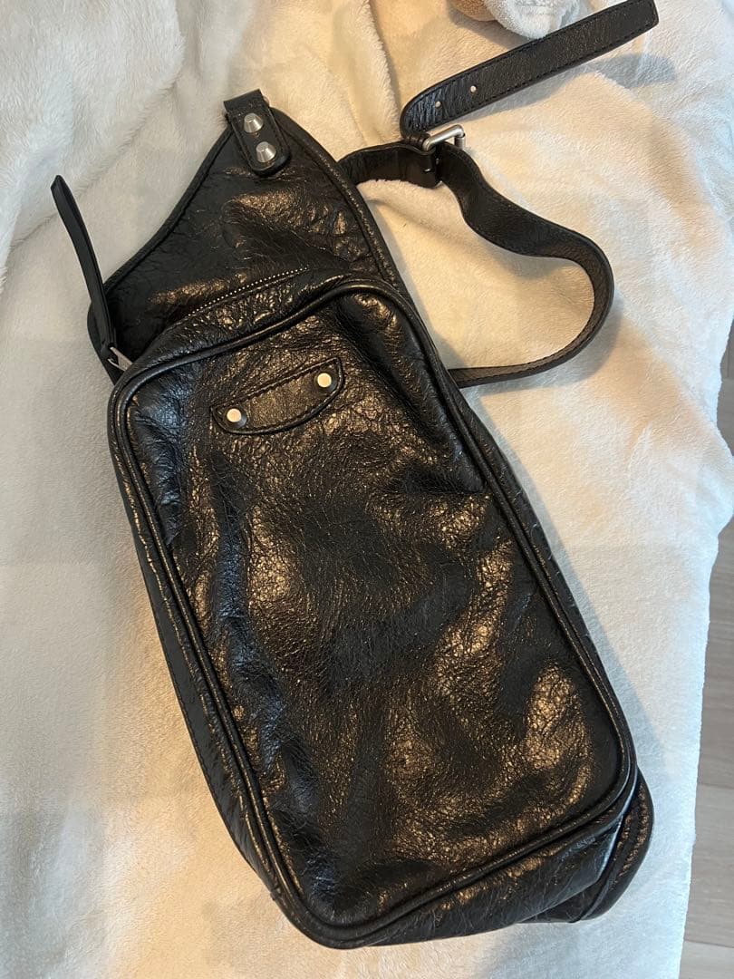 BALENCIAGA 黒 レザー ショルダーバッグ