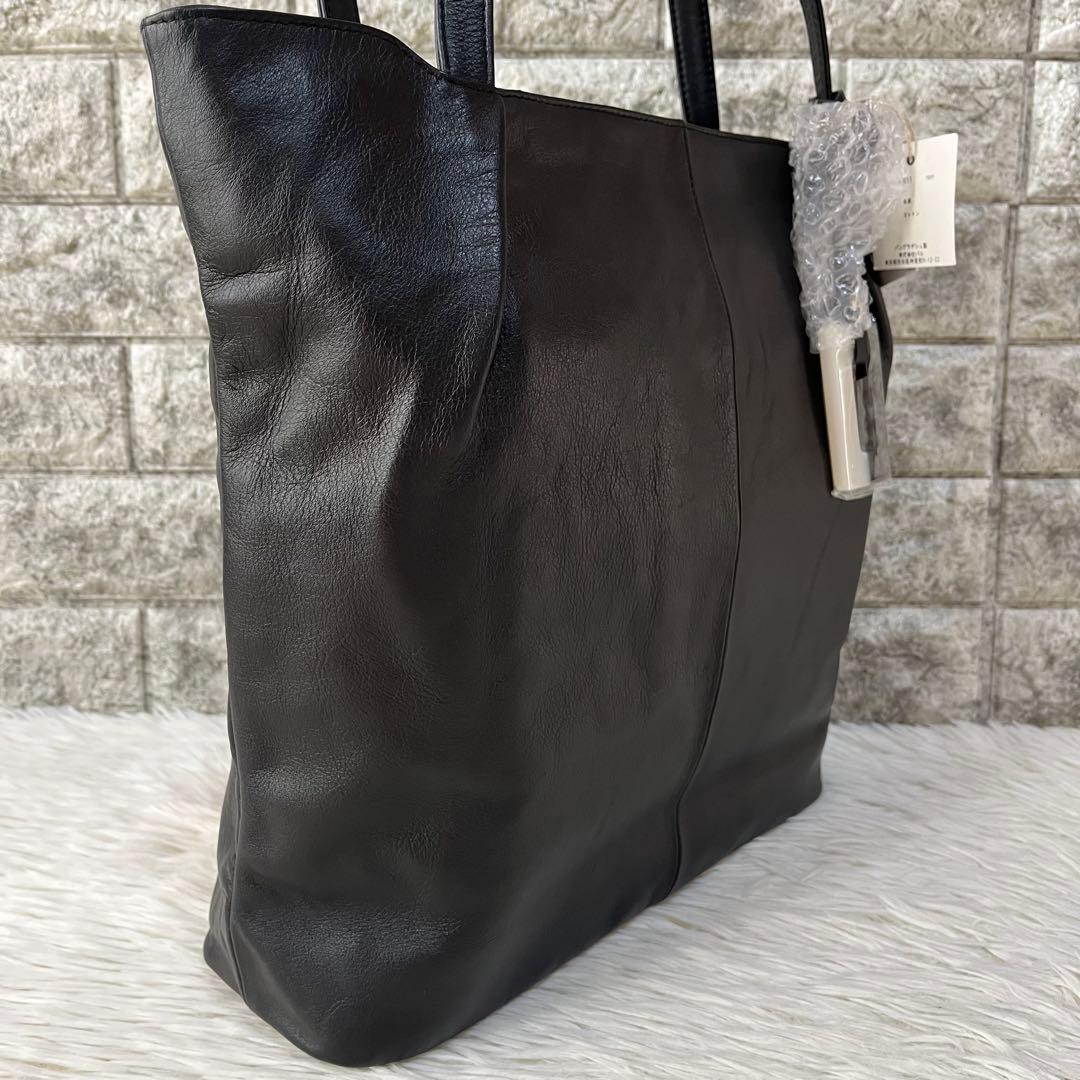 【新品未使用】イアパピヨネ　樹脂チャーム付き　レザー　トートバッグ　A4収納可能