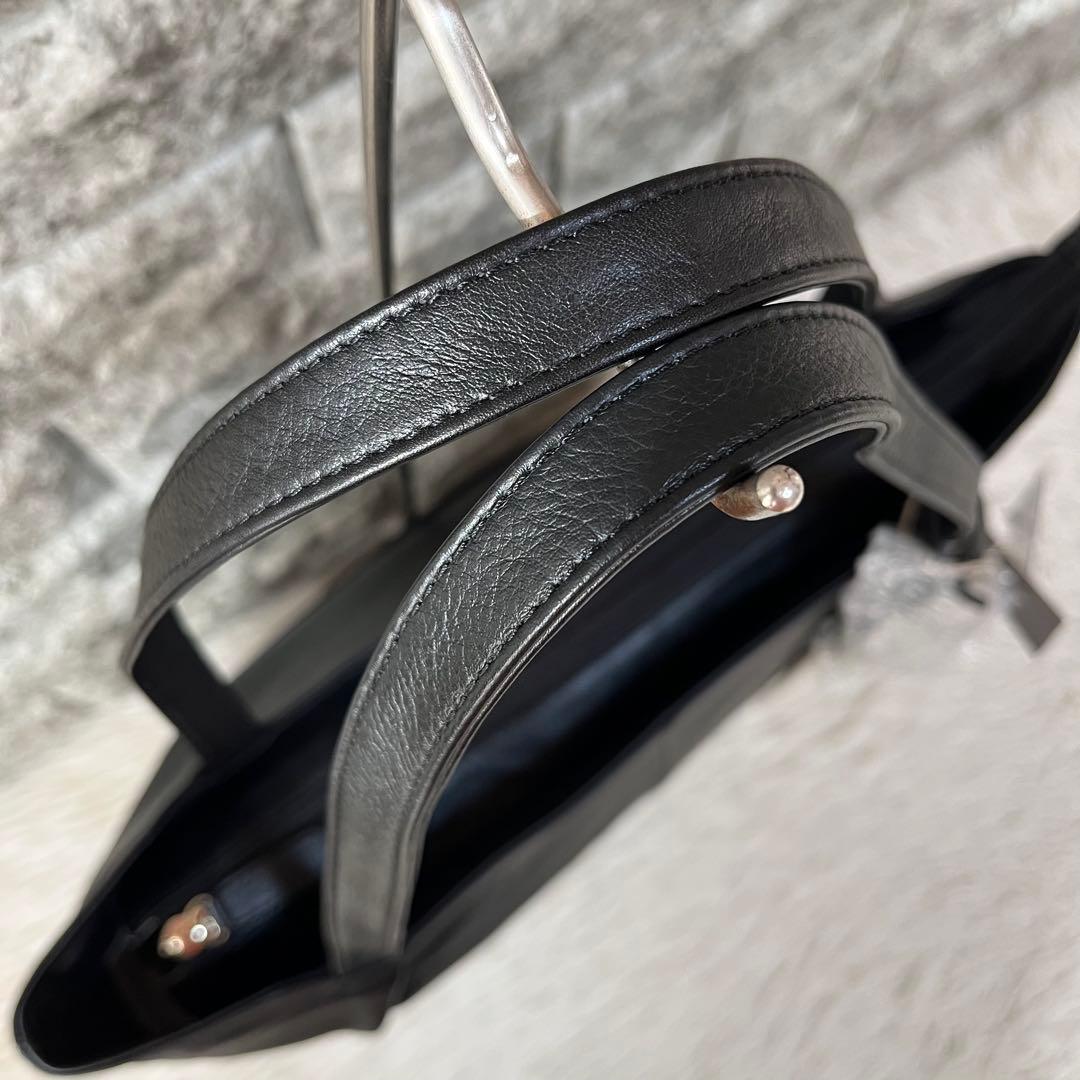 【新品未使用】イアパピヨネ　樹脂チャーム付き　レザー　トートバッグ　A4収納可能