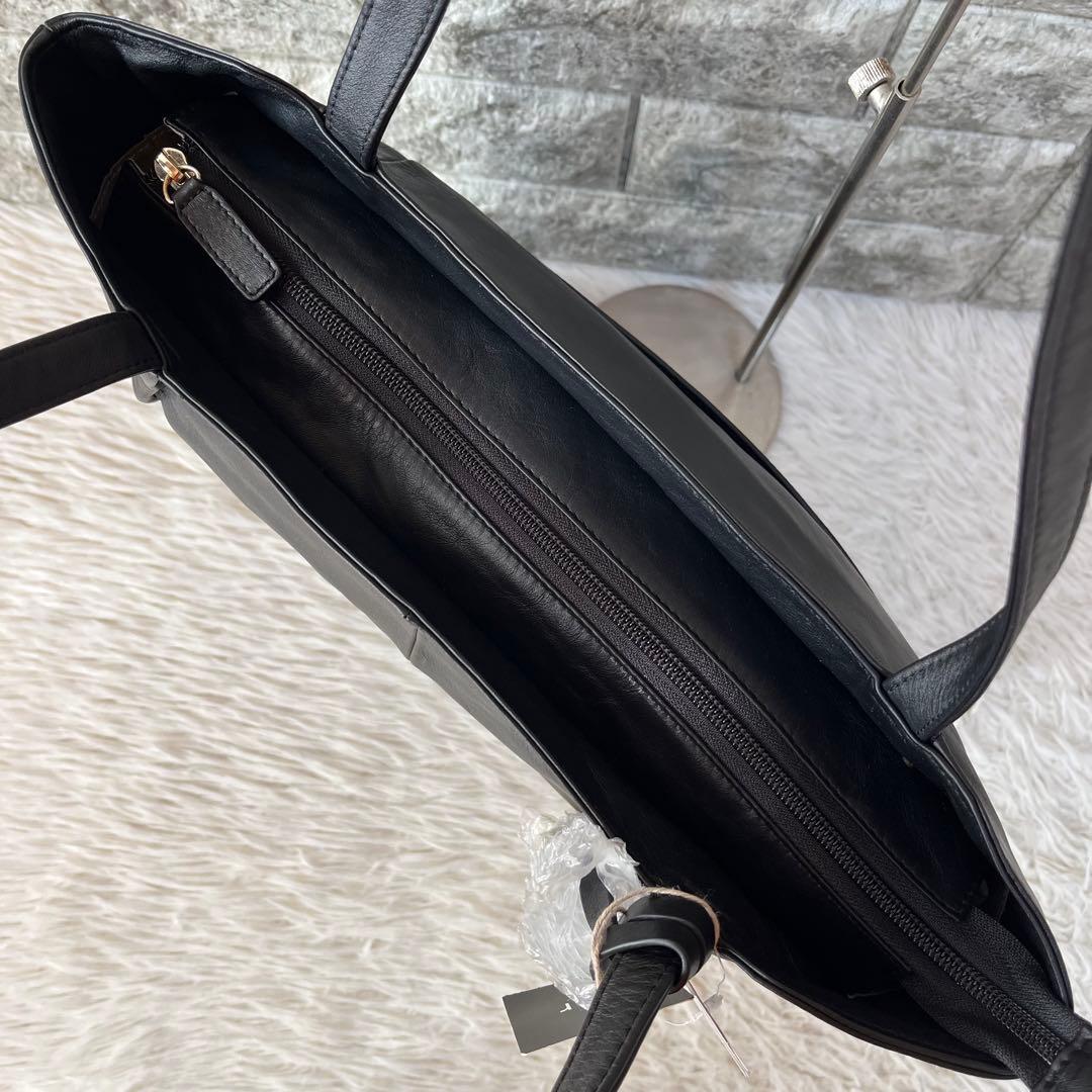 【新品未使用】イアパピヨネ　樹脂チャーム付き　レザー　トートバッグ　A4収納可能