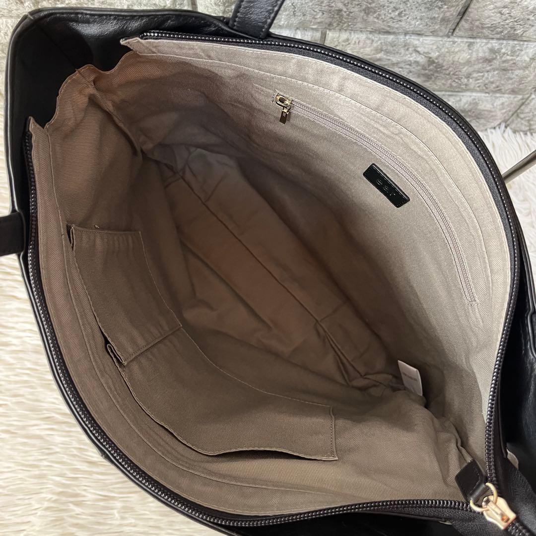 【新品未使用】イアパピヨネ　樹脂チャーム付き　レザー　トートバッグ　A4収納可能