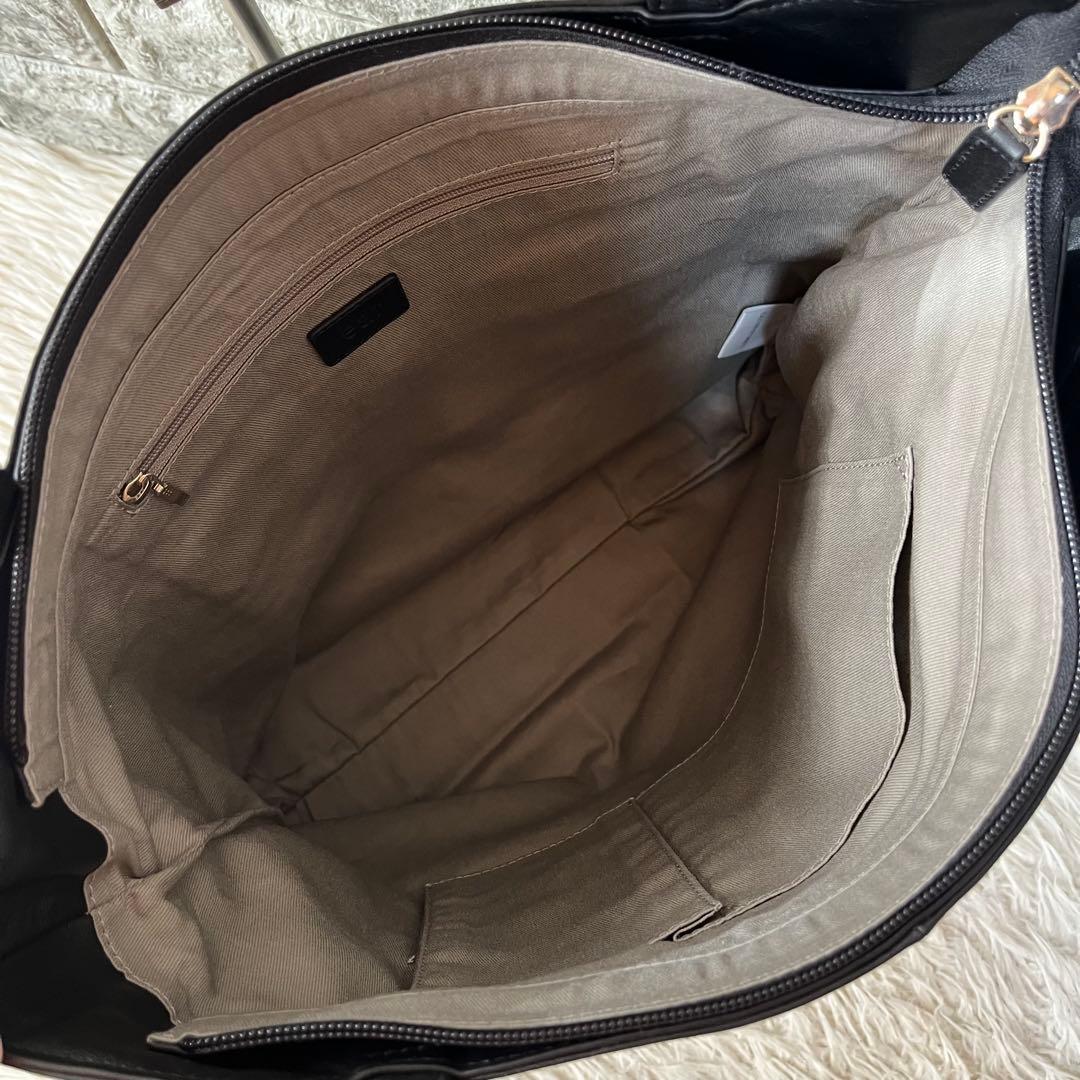 【新品未使用】イアパピヨネ　樹脂チャーム付き　レザー　トートバッグ　A4収納可能