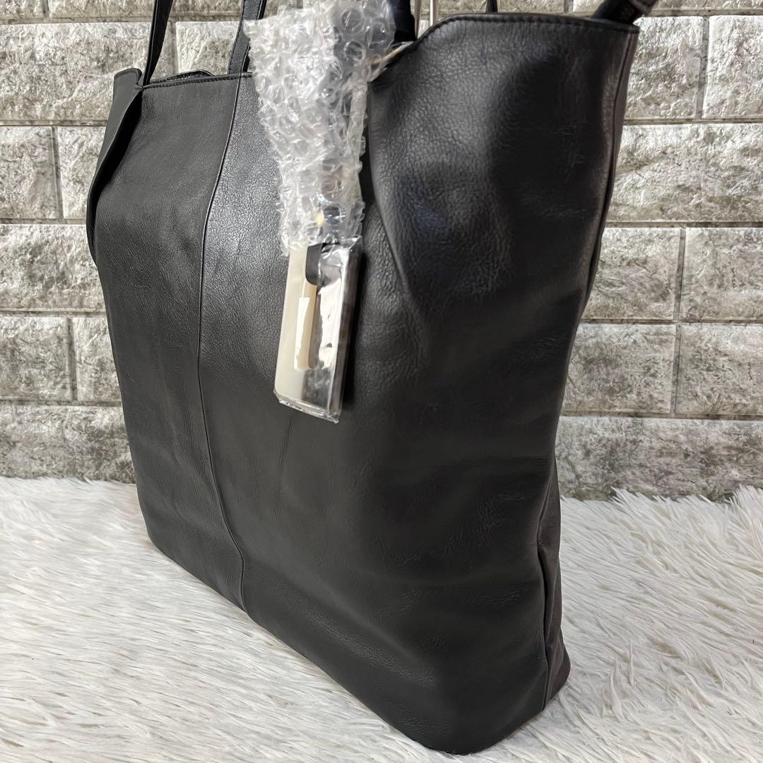 【新品未使用】イアパピヨネ　樹脂チャーム付き　レザー　トートバッグ　A4収納可能