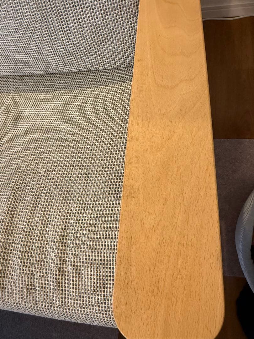 カリモク　グレー 布地 2人掛けソファ 木製肘掛け