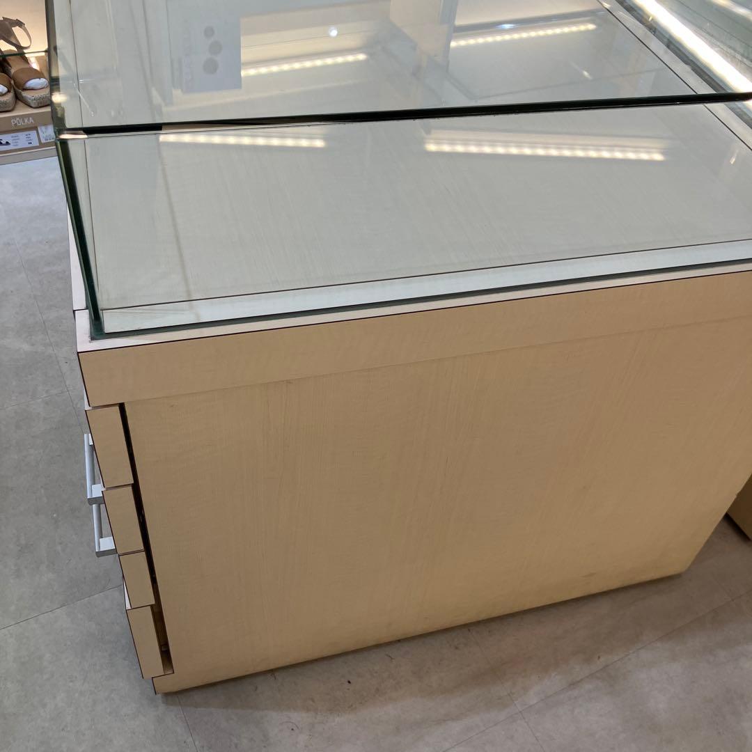 薄い木目色のガラスケース 引き出し付き