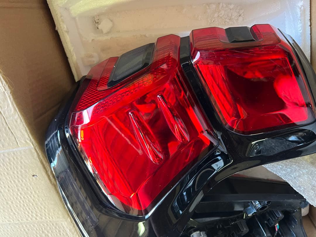 【今年中】ランドクルーザープラド150系 社外テールランプ