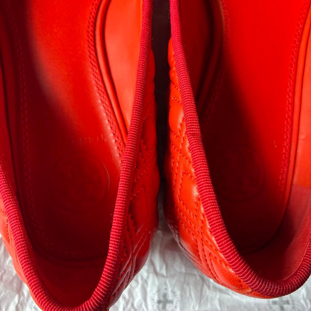 トリーバーチ　tory burch赤いリボン付きフラットシューズ