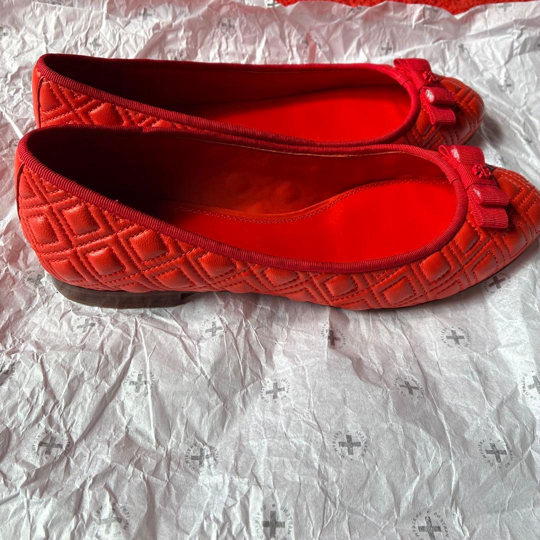 トリーバーチ　tory burch赤いリボン付きフラットシューズ