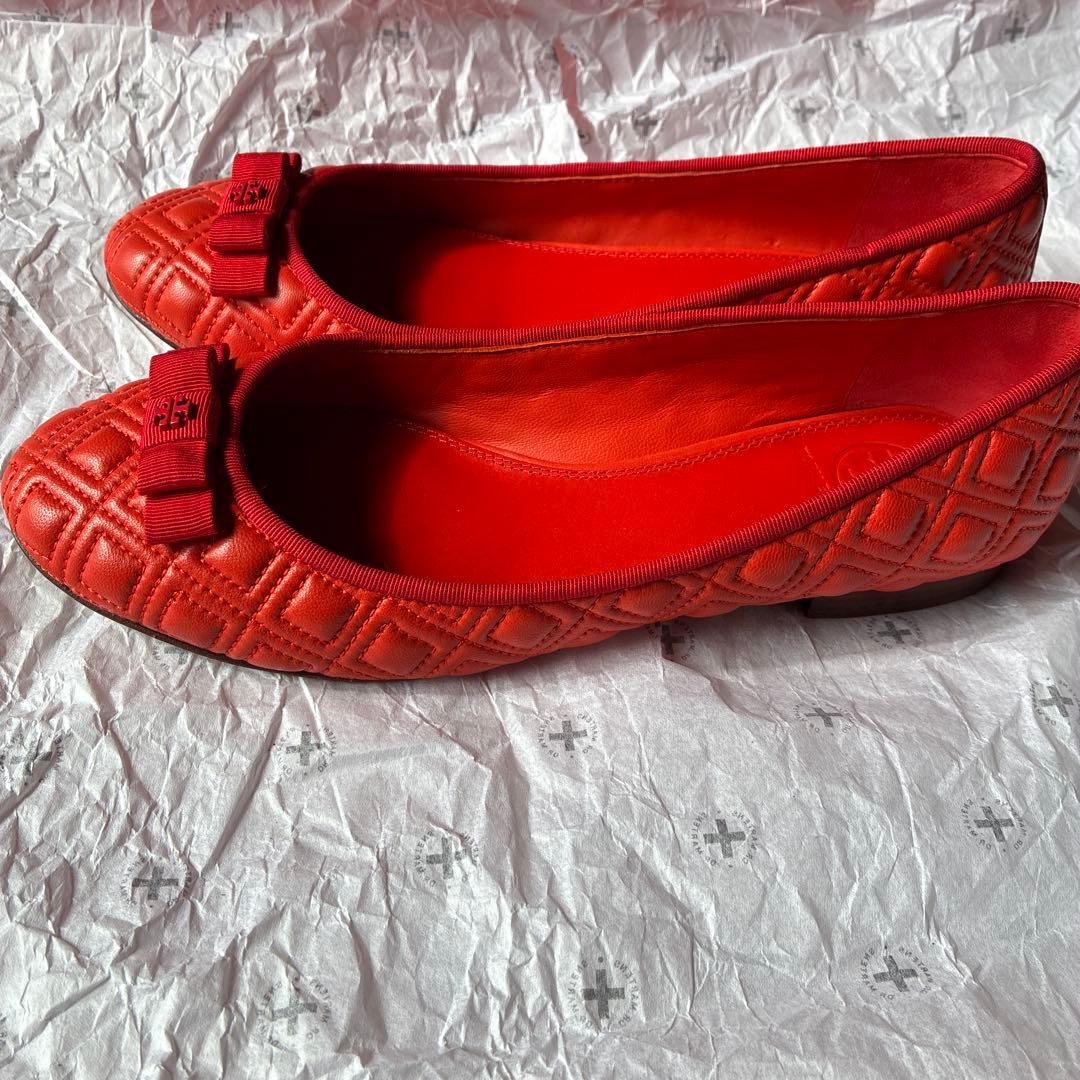 トリーバーチ　tory burch赤いリボン付きフラットシューズ
