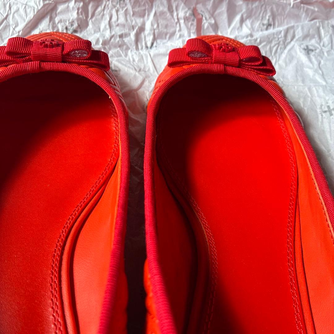 トリーバーチ　tory burch赤いリボン付きフラットシューズ