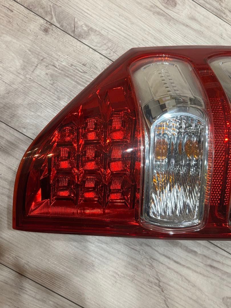 70 75 ノア 後期 右テールレンズ トヨタ純正品