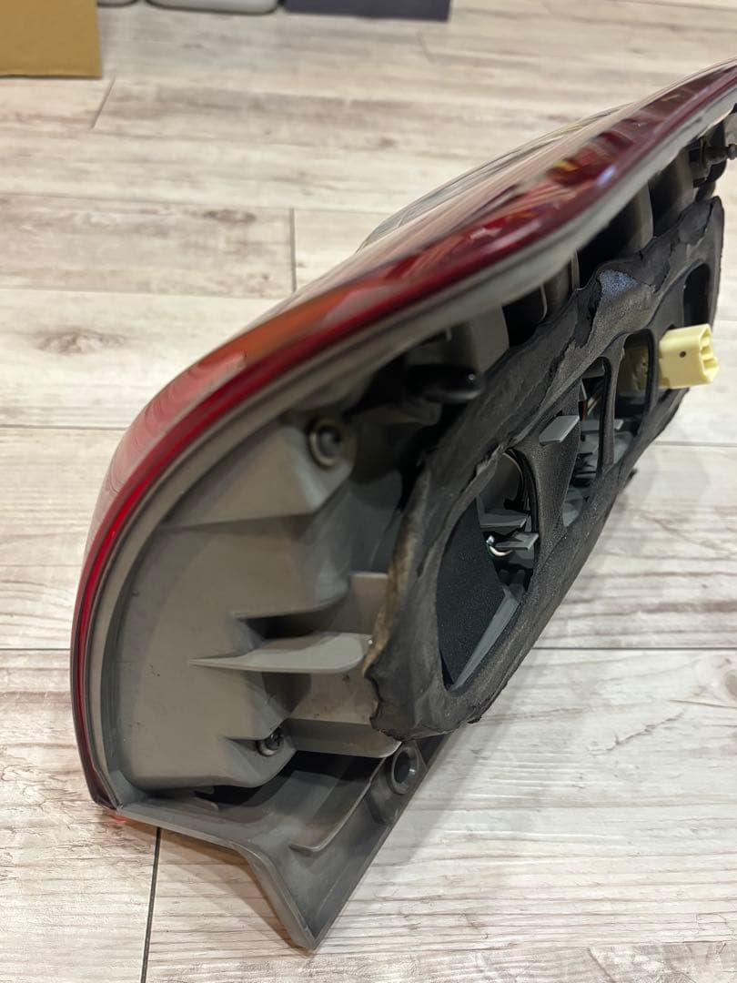 70 75 ノア 後期 右テールレンズ トヨタ純正品