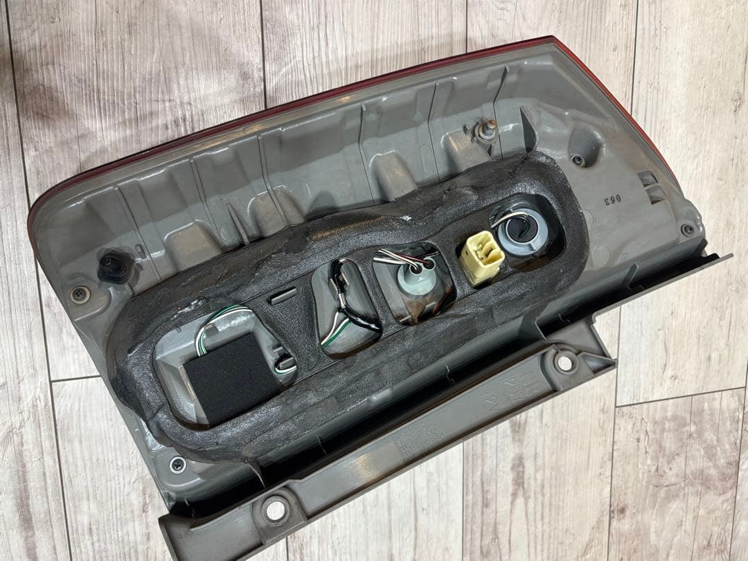 70 75 ノア 後期 右テールレンズ トヨタ純正品