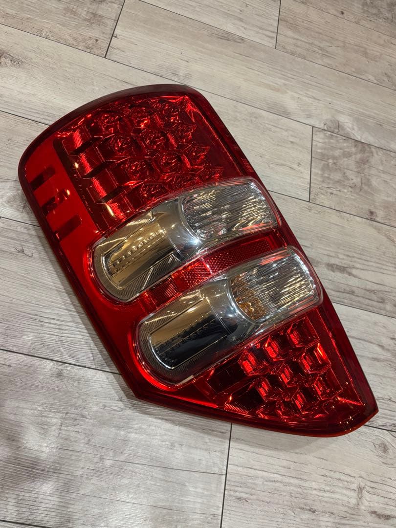 70 75 ノア 後期 右テールレンズ トヨタ純正品