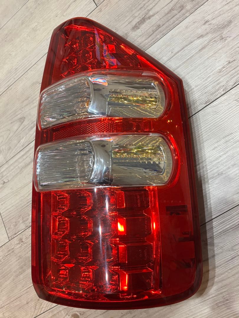 70 75 ノア 後期 右テールレンズ トヨタ純正品