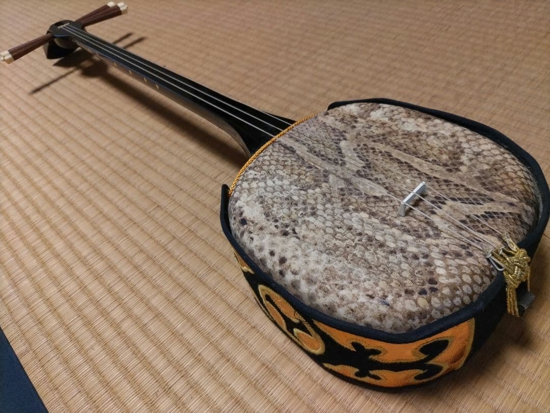 【沖縄音楽】沖縄 三線 （本蛇革）布袋、替え弦、爪、教則本、工工四楽譜付きCD