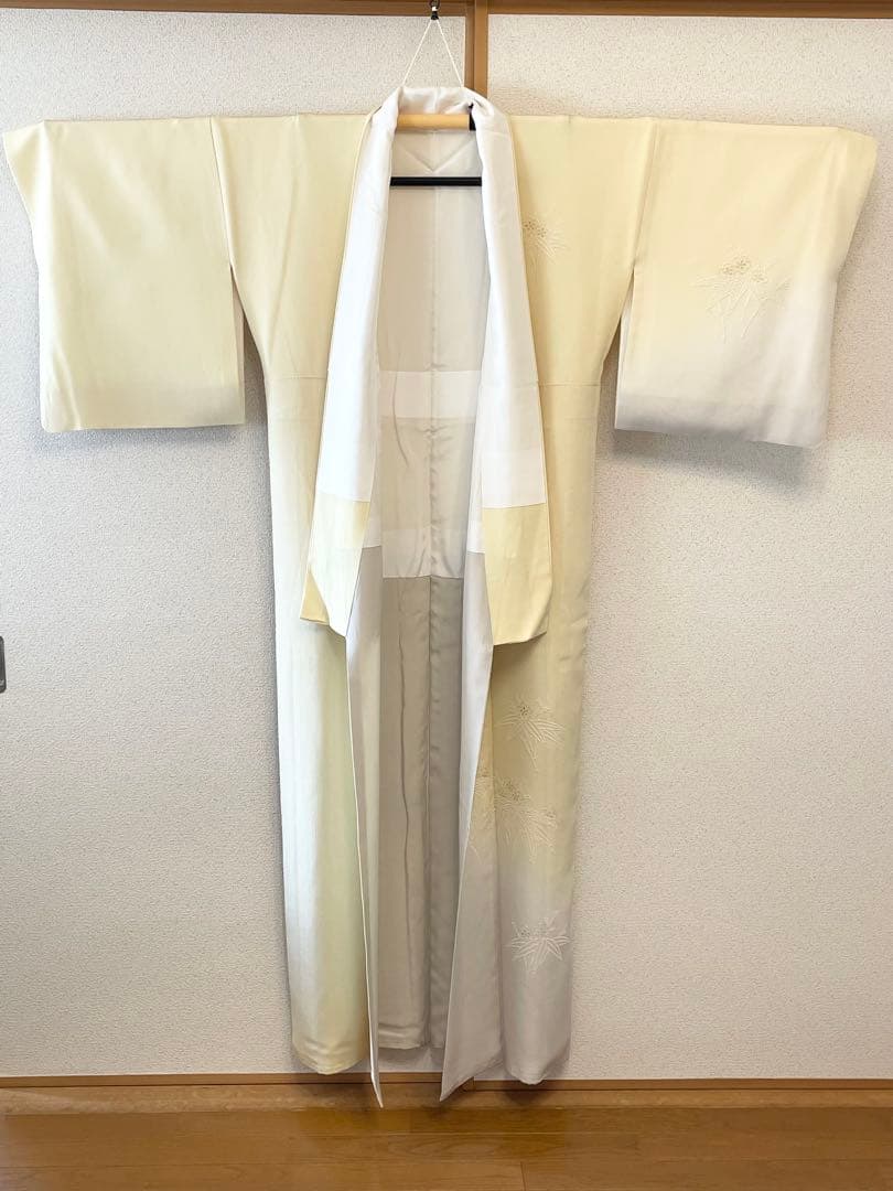 淡いイエロー/淡いグレー グラデーション 付下げ 花柄相良刺繍