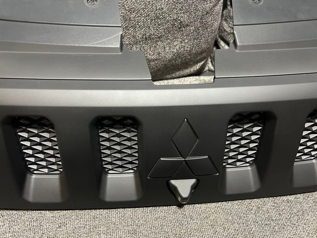 デリカＤ５‼️マッドブラック❗️フロントグリル　送料込み‼️カメラ付き