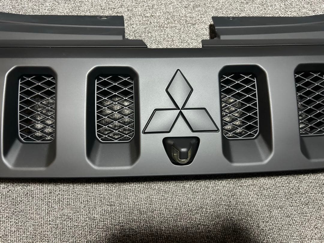 デリカＤ５‼️マッドブラック❗️フロントグリル　送料込み‼️カメラ付き